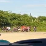 Grupo que fazia ‘racha’ é detido e obrigado a empurrar motocicleta até à delegacia em Caroebe