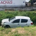 Após cochilar ao volante, homem cai com carro em vala no Silvio Botelho