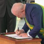 No primeiro dia, Lula cumpre promessas e revoga decretos de Bolsonaro