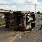 Van intermunicipal em alta velocidade avança preferencial, bate contra picape e capota em Boa Vista