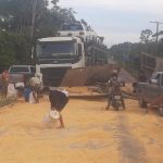 Batida entre duas carretas interdita a BR-174 de forma parcial