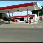 Carro pega fogo em posto de combustíveis e fica completamente destruído em Boa Vista