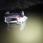 Passageira morre após carro capotar e cair em rio no interior de Roraima