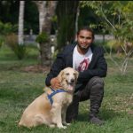 Após 5 anos morando no Brasil, jovem resgata cadela de estimação na Venezuela