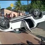 Video: picape capota ao ser atingida por táxi-lotação que invadiu preferencial em Boa Vista