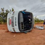 Micro-ônibus escolar tomba e deixa crianças feridas no interior de Roraima