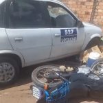 Motociclista fica ferido ao desviar de buraco e bater contra táxi-lotação