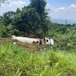 Caminhão perde freio ao descer a serra e tomba em estrada no interior de Roraima