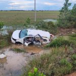 Motorista de táxi intermuncipal perde controle de veículo, sai da pista e cai em córrego na BR-174
