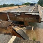 Trecho da BR-174 é interditado após parte de ponte desabar no interior de Roraima