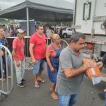 Empresa distribui toneladas de salsicha para população carente no Centro Cívico