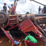Pai e filho morrem após carreta capotar em vicinal no interior de Roraima