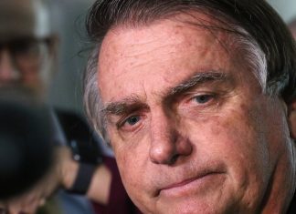 Bolsonaro é preso pela Polícia Federal neste sábado (22)