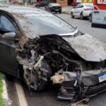 Motorista e passageira ficam feridos após carro bater em contêiner de entulho em Boa Vista