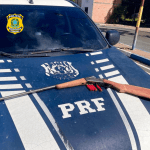 Motorista é preso com espingarda e munições na BR-432, em Cantá