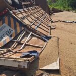 Carreta carregada com soja tomba na BR-174 em Boa Vista