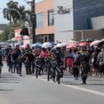 Crianças desfilam com fardas do Bope e cassetetes em Roraima