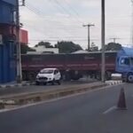 Vídeo: Caminhão passa por cima de canteiro que havia sido fechado pela Prefeitura de Boa Vista