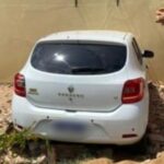 Carro derruba muro após invadir preferencial e atingir motociclistas em Boa Vista
