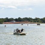 Com balsa do governo quebrada, prefeitura faz travessia para moradores do Passarão