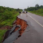 Trecho da BR-174 cede e rodovia é interditada no Amazonas