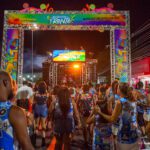 Milhares de pessoas se reúnem na abertura do Carnaval de Boa Vista na praça Fábio Marques Paracat