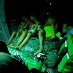 Helicóptero resgata criança na Terra Yanomami que foi picada por cobra-coral