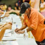 Arthur entrega 158 títulos definitivos a moradores de 31 bairros da capital