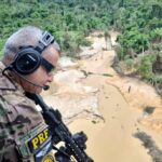 Ação conjunta intercepta e destrói helicóptero clandestino que sobrevoava Terra Yanomami