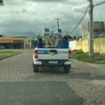 Respiradores são transportados sob chuva em caminhonete oficial da Sesau; veja vídeo