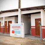 Cáritas instala banheiros para atender duzentos imigrantes por dia em Pacaraima