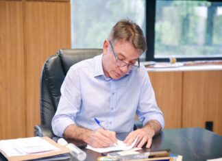 Entre a névoa e o espelho: onde a transparência se perdeu