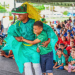 Colônia de férias da prefeitura anima cerca de 300 crianças na praça do Mirandinha