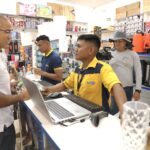 Em caminhada no comércio, Arthur garante fortalecimento do setor aos lojistas