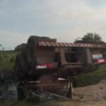 Carreta capota em acidente com outros veículos na BR-174 no interior de Roraima