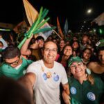 Arthur finaliza campanha com grande caminhada na zona Oeste