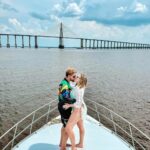 Paulinha Leite ganha ‘mão boba’ de marido em passeio de lancha por Manaus
