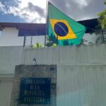 Asilados em embaixada na Venezuela dizem que bandeira do Brasil os protege, mas pedem urgência a Lula