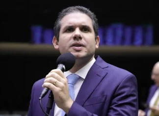 Hugo Motta defende debate sem ideologia sobre fim da escala 6×1 em 2026