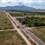 Prefeitura inicia asfaltamento de vicinal importante para agricultura e turismo em Boa Vista