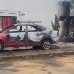 Carro e motocicleta são destruídos após incêndio em churrasqueira se alastrar em Boa Vista