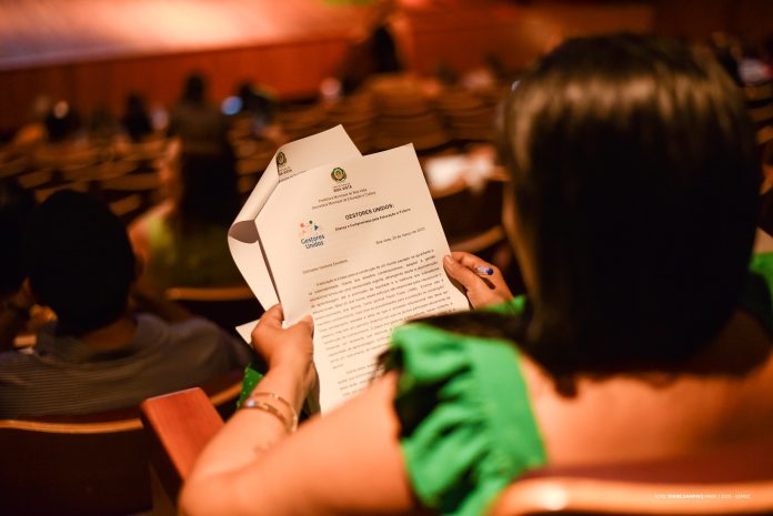 Assinatura do termo de compromisso com o SAEB (1)