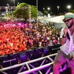 Milhares de foliões se concentram na Fábio Paracat, corredor da folia em Boa Vista