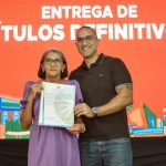 Moradores de quase 30 bairros da capital celebram segurança jurídica após receberem títulos definitivos da prefeitura