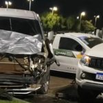 Motorista bate em caminhonetes estacionadas do Governo de Roraima e foge