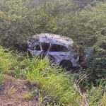 Motorista fica ferido após carro bater contra carreta e cair de ponte na BR-401