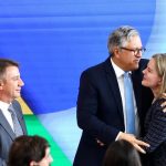 Denarium tenta se enturmar durante posse de Gleisi Hoffman como ministra de Lula