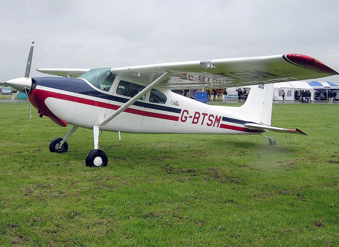 1200px-Cessna.180a.g-btsm.arp