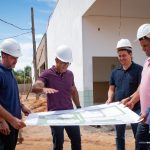 Arthur vistoria obras de nova escola infantil que atenderá quase mil alunos no Airton Rocha
