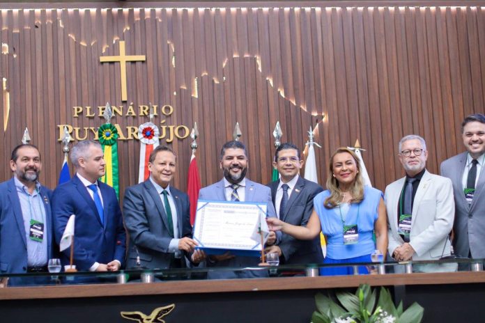 Aleam-concede-Titulo-de-Cidadao-do-Amazonas-para-o-deputado-estadual-de-Roraima-Marcos-Jorge-de-Lima-por-meio-de-propositura-do-deputado-Joao-Luiz-